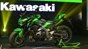 Kawasaki Z900 2025: कीमत, पावर, डिजाइन और ब्रेकिंग सिस्टम का रिव्यू
