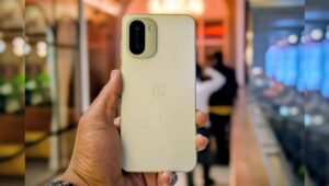 OnePlus 15R 12GB RAM: 7400mAh बैटरी और 165Hz AMOLED डिस्प्ले के साथ कीमत और फीचर्स 2025