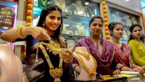 Gold Price Today: सोना हुआ ₹2,000 सस्ता, चांदी में ₹11,700 की बड़ी गिरावट, जानिए 24K और 22K के नए रेट